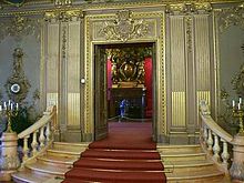 Blich durch geöffnete Türflügel aus dem Französischen Salon der historischen Modalität herauf in den Roten Salon aufs Pardoxon der analytischen Modalität.