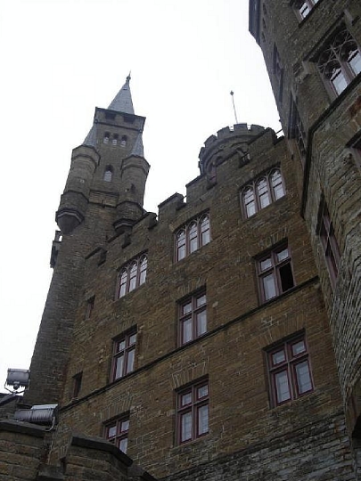 Erfahrungsflügel talseitig bleit mit drei der Stockwerke über der Burghofebene.