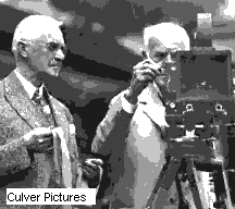 Edison, rechts an der von ihm entwickelten Filmkammera mit dem Grnder der Firma Kodak