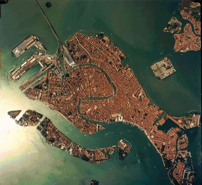 Goldinselglanz im Meer - Luftaufnahme Venedigs in der Lagune