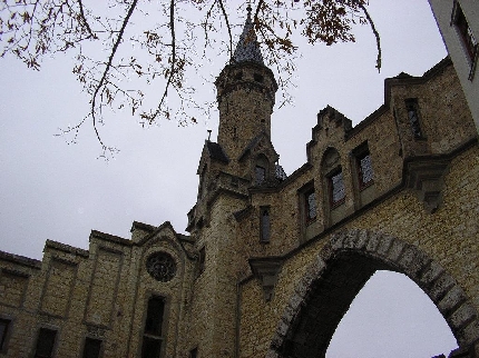 Turm des bens als Zugang zum Schloss des Knnens